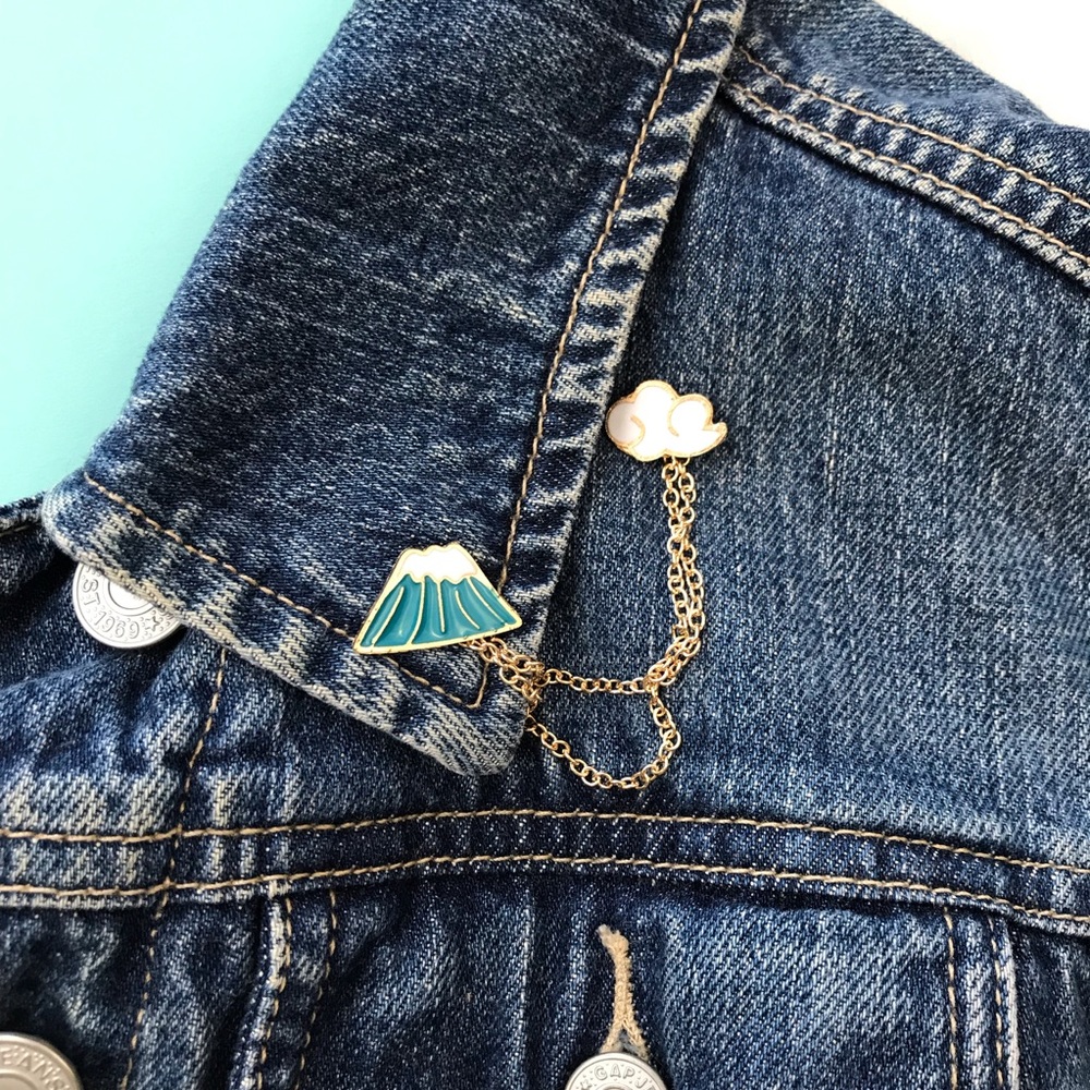 Mount Fuji Collar Clip Mountain & Cloud Enamel Pin - Picture 4 of 4